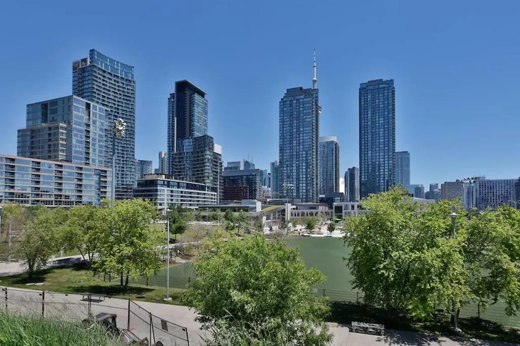 Lush Condo By Cntower - Free Parking Toronto Canada