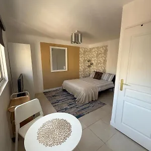 https://cannes-carnot-2.fr-provencehotel.com